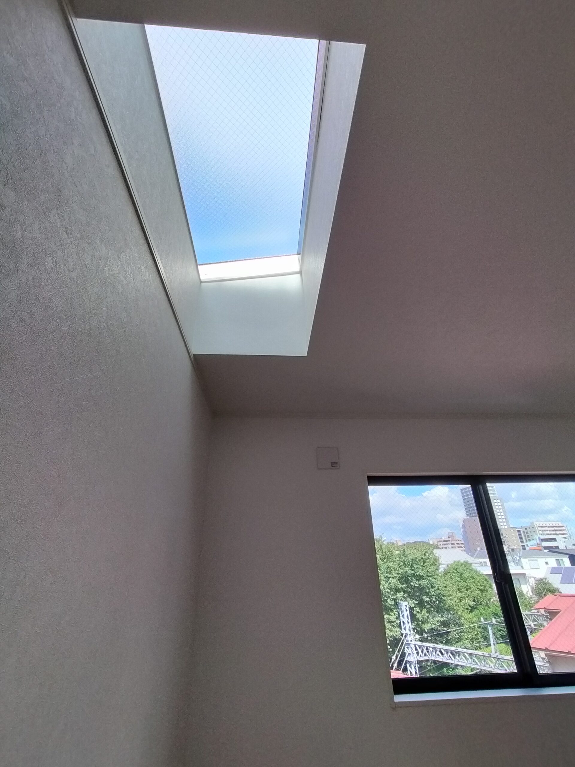 〈上野桜木の新築物件の寝室天窓の画像